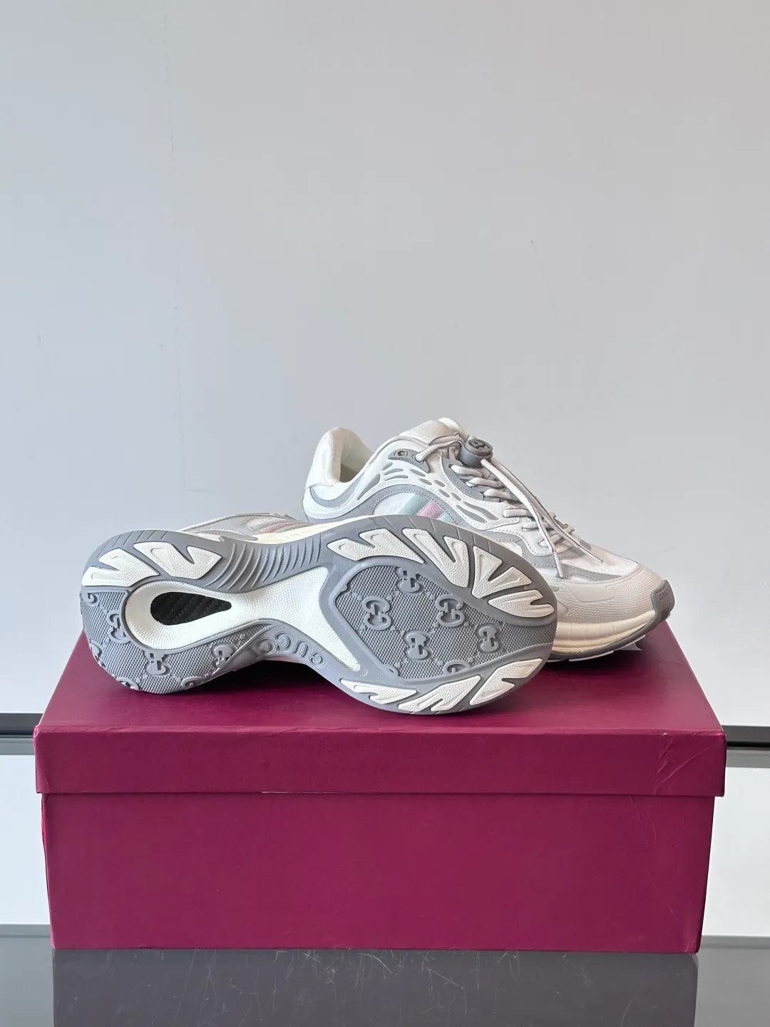 [G Home] Top P: 1020💰 Men’s size will be released first Size: 39-45 (45 customized) Gucci Gucci, couple model, women’s model will be released later, new 2.0 futuristic sports shoes‼ ️A pair of subversive sneakers is here. Gucci 2.0, a full series of 4 colors with key investment, smart silhouette: slightly curved forefoot design, you can clearly feel the propulsion when commuting and trotting, and it can enhance the sense of line extension when paired with wide-leg pants or cycling pants. EVA thick soles not only have a comfortable height-increasing effect, but also reduce weight (it actually lasts 3 hours of shopping without tiring your feet!) Highlight moments for lazy people: 2. Just choose it for airport wear! You can take them off in seconds after passing the security check (you can put them on as soon as you lift the heel strap), because the shoes come with a sliding buckle, so no need! ! Tie your shoes. Really achieve the sense of relaxation that goes with you.